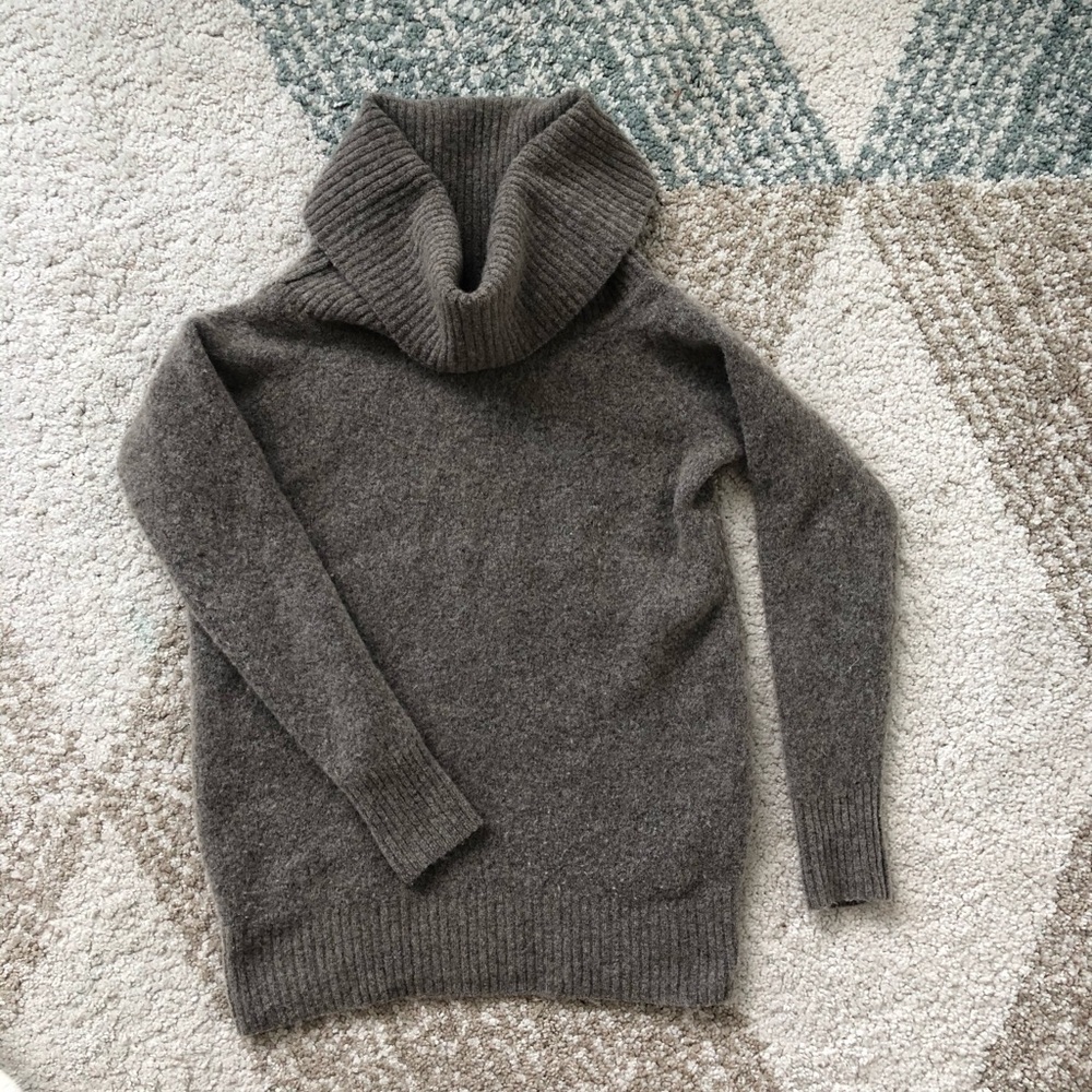 ARITZIA turtleneck sweater in good condition